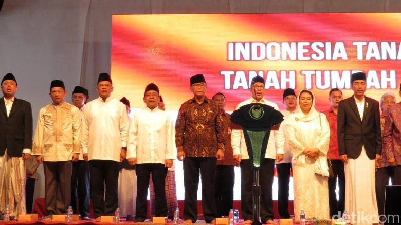 Saat Jokowi dan Ribuan Santri Khidmat Bertahlil di Haul 