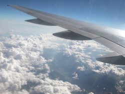 Benarkah Ada Pesawat Komersial yang Buang Tinja ke Bumi Saat Terbang?