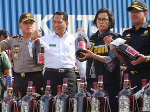 Sri Mulyani Musnahkan Puluhan Ribu Botol Miras, Rokok Ilegal, Hingga Sex Toys