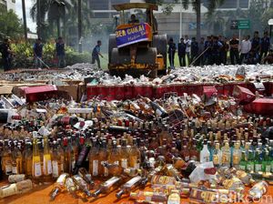 Pemusnahan Miras dan Rokok Ilegal Pemusnahan Miras dan Rokok Ilegal