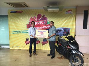 Isuzu Serahkan Hadiah dari Program Servis