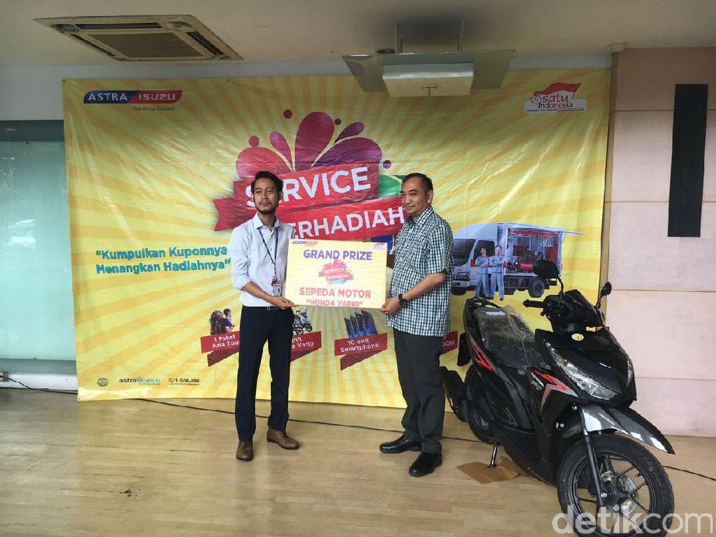 Isuzu Serahkan Hadiah dari Program Servis Isuzu Serahkan Hadiah dari Program Servis