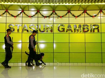 Sterilisasi Stasiun Gambir Jelang Natal