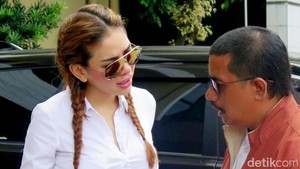 Gaya Rambut Kepang Nikita Mirzani, Yay or Nay?