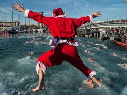 Perayaan Natal yang Unik, Lihat Sinterklas Berenang