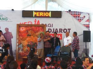 Dapat Lukisan Presiden Sukarno dari Pendukung, Ahok Tersenyum Senang