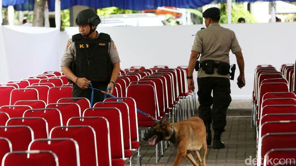 Jelang Misa Malam Natal, Gegana Sisir Katedral