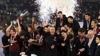 Para pemain AC Milan mengangkat trofi Piala Super Italia. Ibraheem Al Omari/Reuters/detikFoto.