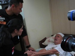 Besuk Tokoh Masyarakat Cipinang Muara yang Sakit, Agus Didoakan Jadi Gubernur