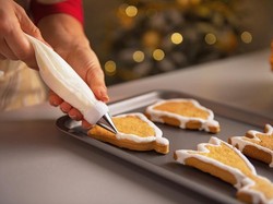 Sedang Menyiapkan Dekorasi Kue? Ikuti Tips Praktis Bikin Royal Icing Ini