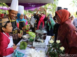 Risma Ingatkan PNS Pemkot Surabaya Jaga Keutuhan Keluarga