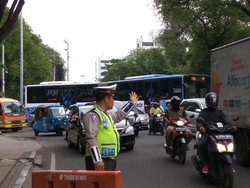 Jelang Malam Natal, Lalin di Sekitar Gereja Katedral Jakarta Mulai Padat