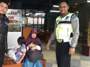 Diturunkan dari Bus karena Tak Punya Uang, Ibu ini Pingsan Ditunggui Putrinya