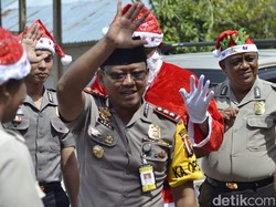 Polisi Berkostum Santa Claus Beri Kado ke Anak-anak di Bangkep Sulteng