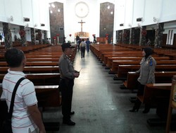 Amankan Natal, Tim Penjinak Bom Polda Jabar Sterilisasi Gereja di Sukabumi