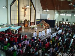 Lomba Pohon Daur Ulang Meriahkan Natal di Gereja Santo Bartolomeus Bekasi