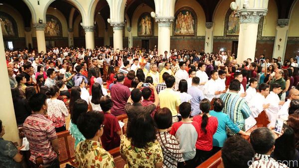 Suasana Natal di Gereja Katedral