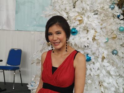Cantik Kenakan Dress Merah, Olga Lydia Sebarkan Pesan Damai Natal