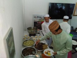 Saat Sandiaga Melahap Jengkol Bareng Warga Lebak Bulus