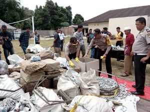 3 Bersaudara di Tangsel Ini Bikin Petasan Turun-temurun Selama 17 Tahun