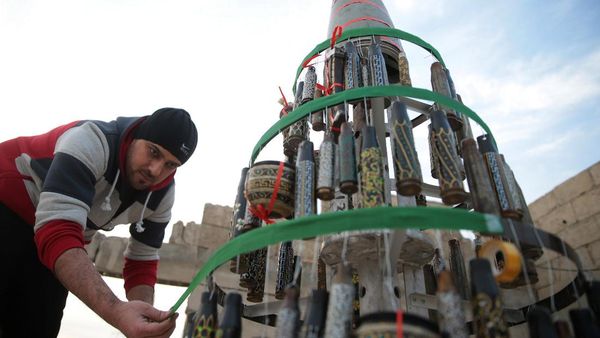 Unik, Seorang Pria di Suriah Rangkai Selongsong Peluru Jadi Pohon Natal