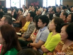 Ahok Khidmat Mendengarkan Khotbah Perayaan Natal di GKY Pluit