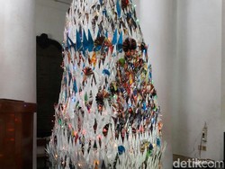 Pohon Natal dari Majalah Bekas Sumbangan Jemaat di Gereja Immanuel Gambir