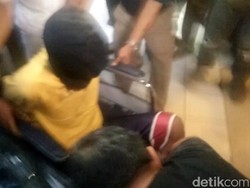 1 Terduga Teroris Jatiluhur Tiba di RS Polri, Dibawa dengan Kursi Roda