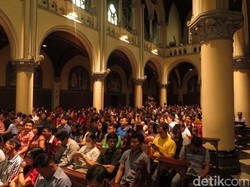 Jelang Misa Penutup, Ratusan Jemaat Penuhi Gereja Katedral Jakarta