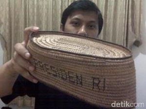 Apa Kabar Kopiah Gus Dur Saat Terbitkan Dekrit Pembubaran DPR RI?