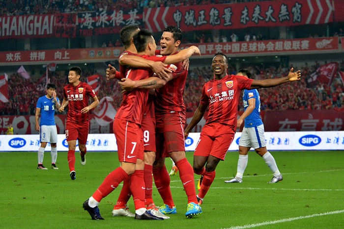 Shanghai SIPG This picture taken on July 10, 2016 shows Hulk (C) of Shanghai SIPG celebrating with his teammates after scoring a goal during the 16th round football match of the Chinese Super League against Henan Jianye in Shanghai.
Record Asian signing Hulk scored on his Chinese Super League debut but was carried off injured minutes later as Shanghai SIPG smashed Henan Jianye 5-0 at the weekend. / AFP / STR / China OUT (Photo credit should read STR/AFP/Getty Images)
