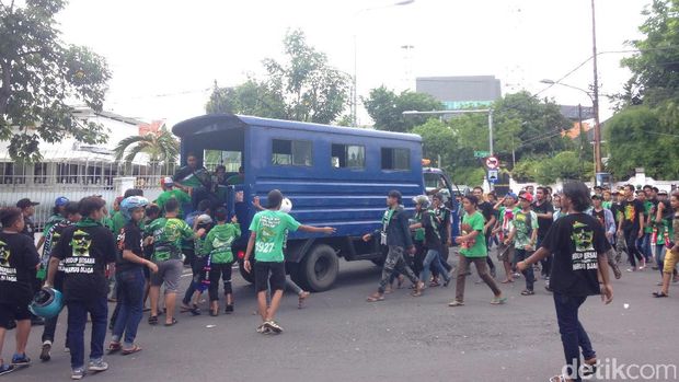 'Parade Bela Persebaya' Usai, Bonek Membubarkan Diri