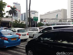 Arus Lalu Lintas Sekitar Bundaran HI Dipadati Kendaraan