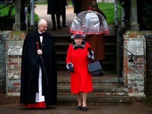 Ratu Elizabeth Melewatkan Misa Natal karena Flu Berat