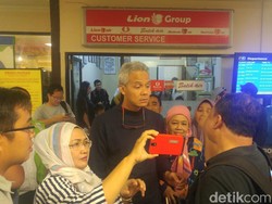 Gubernur Ganjar Diserbu Penumpang yang Kena Delay di Bandara Semarang