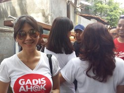 Aksi Gadis Ahok Bagi-bagi Sapu dan Tempat Sampah di Gandaria