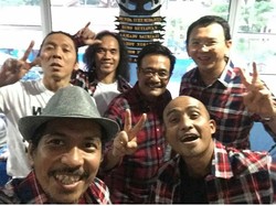 Foto Bareng Bimbim Cs Berkemeja Kotak-kotak, Ahok: Selamat Ultah Ke-33 Slank