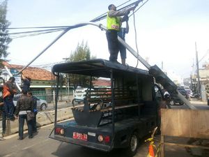 Tiang Lampu Merah di Dekat Pasar Santa Roboh