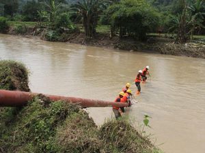 Seberangi Sungai, PLN Perbaiki Tiang Listrik Roboh di Bima
