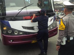 Polisi dan Dishub Cek Kelaikan Armada Bus di Terminal Leuwipanjang Bandung