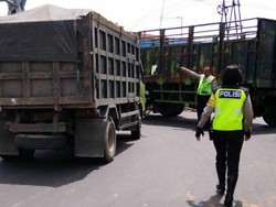 Dikejar Polisi Jombang, Truk Penabrak Lari Tancap Gas hingga Tabrak Pagar