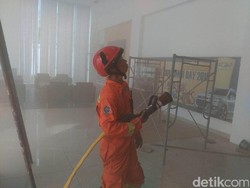 Asap Tebal Penuhi Ruangan Showroom Mobil di Jalan Dewi Sartika