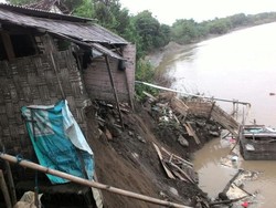 5 Rumah di Bibir Bengawan Solo Longsor Karena Abrasi, Warga Tagih Plengsengan