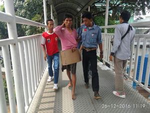 Raup Rp 150 Ribu per Hari, Pengemis Modus Tangan Buntung di Jakbar Diamankan Raup Rp 150 Ribu per Hari, Pengemis Modus Tangan Buntung di Jakbar Diamankan