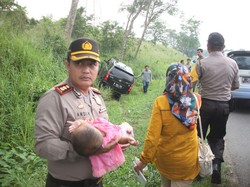 Kapolres Karawang Bantu Bayi Korban Kecelakaan Beruntun di Tol Cikampek