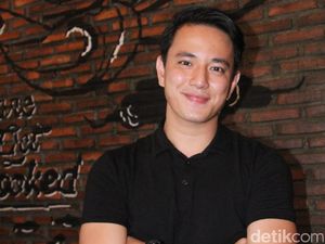 Sibuk Stripping, Billy Davidson Dicemburui Pacar
