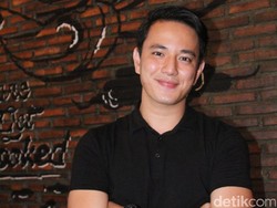 Sibuk Stripping, Billy Davidson Dicemburui Pacar