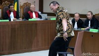 Namun di bidang politik, namanya juga sempat tercoreng. La Nyalla pernah didakwa melakukan korupsi saat menjabat sebagai ketua KADIN Jawa Timur. Ia dipenjara selama 7 bulan dan akhirnya dibebaskan. (Agung Pambudhy/detikcom)