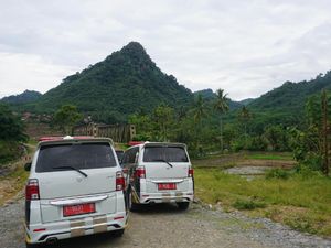 Warga Lima Desa Terpencil Imbas Pembangunan Waduk Jatiluhur Terima Ambulan Baru