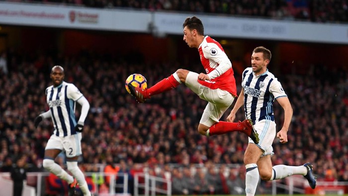 Oezil Tandai Penampilan ke-100 di Premier League dengan Assist Spesial